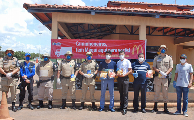 Equipe que participou da distribuição dos lanches