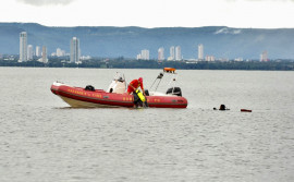 Mergulhadores do Corpo de Bombeiros Militar procuram por adolescente afogado na Praia de Luzimangues