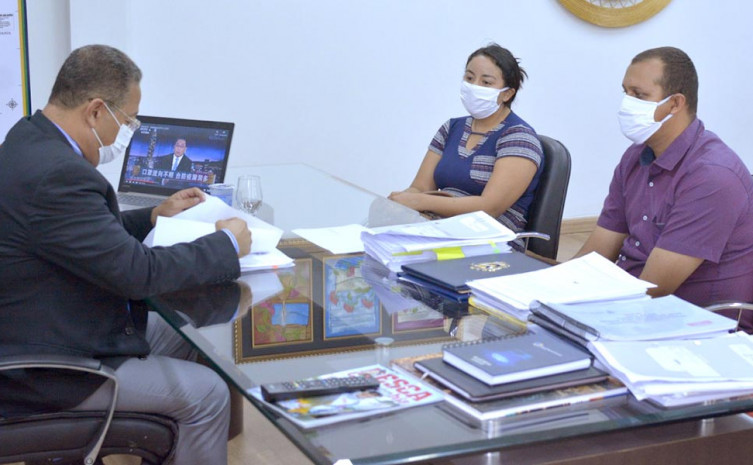 Secretário Tom Lyra, proprietária da empresa JV Ferragens, Jannayna Neves Barros dos Reis, e o sócio proprietário Valdiney dos Reis, durante assinatura do documento