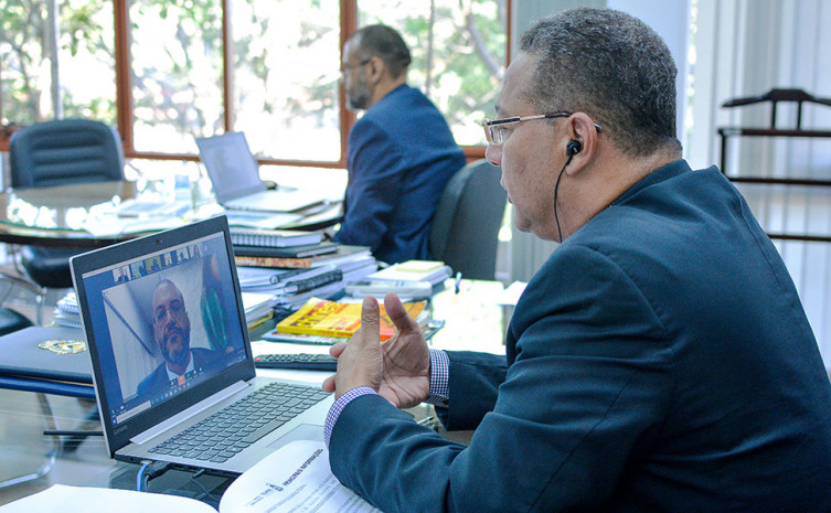 Secretário Tom Lyra, do seu gabinete, conduziu videoconferência com gestores municipais do Bico do Papagaio