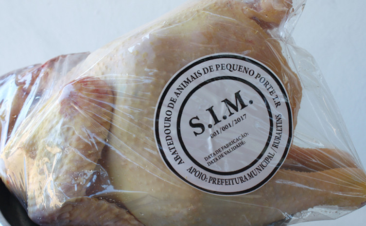 Criação de frango caipira é um dos produtos vendidos em grande escala no Tocantins 
