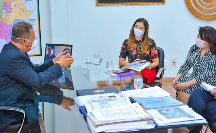 Tom Lyra recebeu a diretora regional do Senai (d) nesta quarta