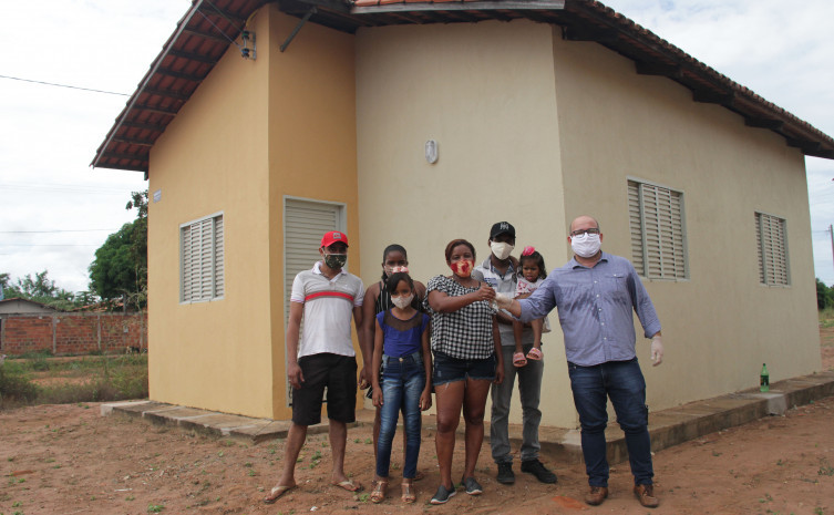  Dona Josefa da Silva comemorou o recebimento da casa nova