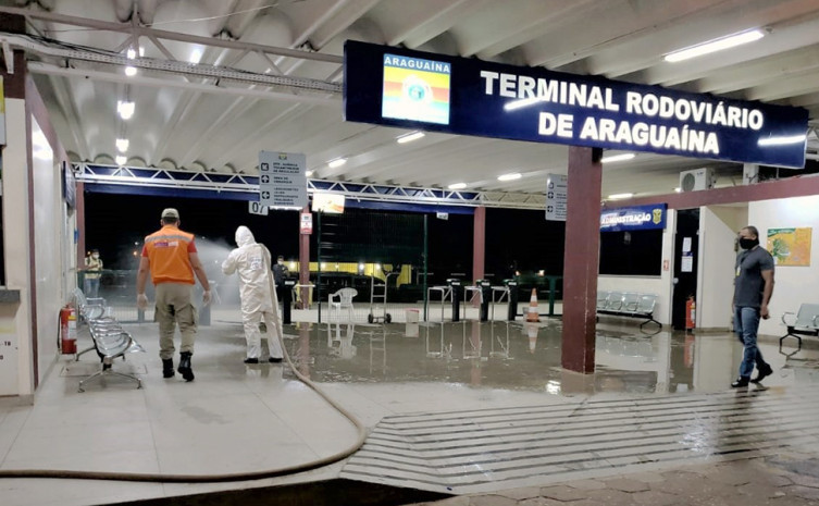 Bombeiros militares executam aplicação de produtos em ação de sanitização no interior do Tocantins 