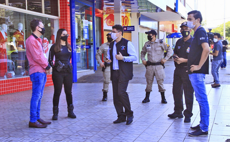 Equipe orientando comerciantes da região Central 