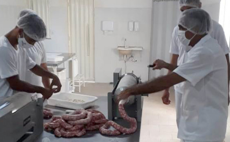 Produção da linguiça na fábrica em Cristalândia
