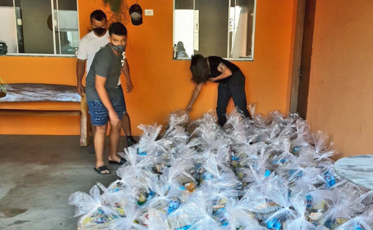 Cestas básicas foram entregues para a diretoria da ATTR para distribuição