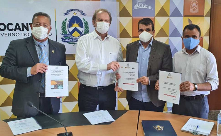  Secretário Tom Lyra, acompanhado por prefeitos, entrega protocolos de segurança para retomada das atividades turísticas ao governador Mauro Carlesse