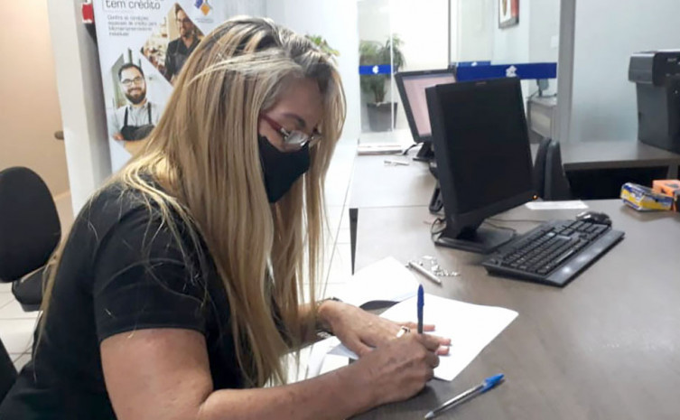 Cliente assina contrato para liberação de crédito na Agência de Fomento