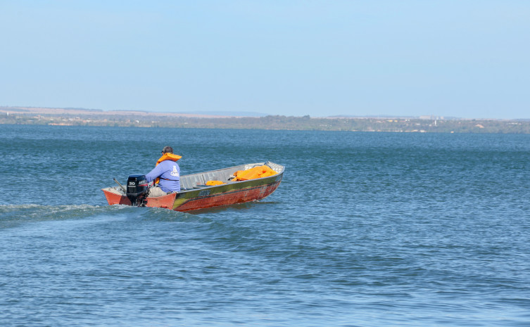 Pilotos de embarcações de pequeno porte devem redobrar os cuidados com os ventos e marolas no lago
