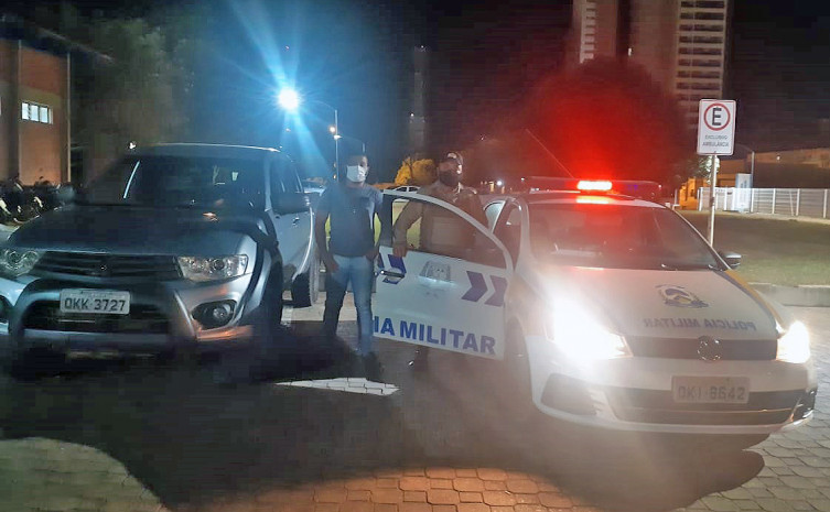 Equipe da PM abre caminho para a ambulância que transporta órgãos
