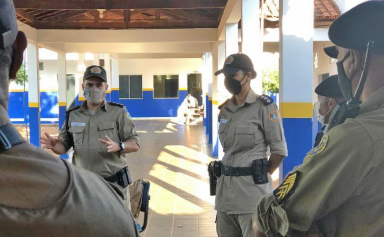 Tenente-coronel De Souza e capitã Roberta em roda de conversa com militares do 1º BPM sobre atendimento de ocorrências de violência contra a mulher