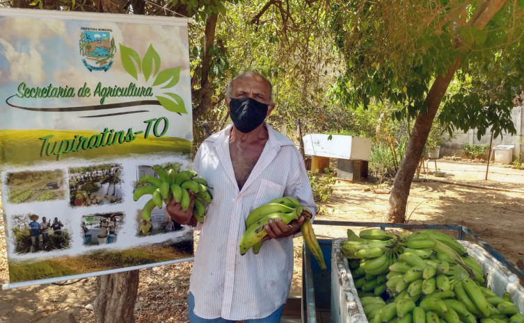 Agricultor Antônio Miranda Ferreira, morador da Fazenda Nova Roma, trouxe bananas das variedades maçã e da terra para vender ao PAA