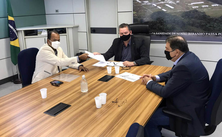 Presidente da Adapec entrega proposta de aditivo de convênio ao secretário nacional de defesa agropecuária, José Guilherme