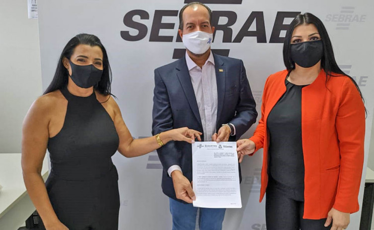 A presidente da Jucetins, Thaís Coelho (à direita) assina o termo de cooperação com o superintendente do Sebrae, Moisés Gomes, e a diretora técnica do Sebrae, Eliana Castro 