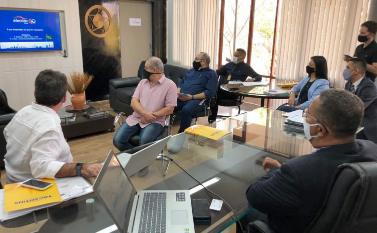Secretário Tom Lyra e equipe técnica conhecem estrutura e história da empresa