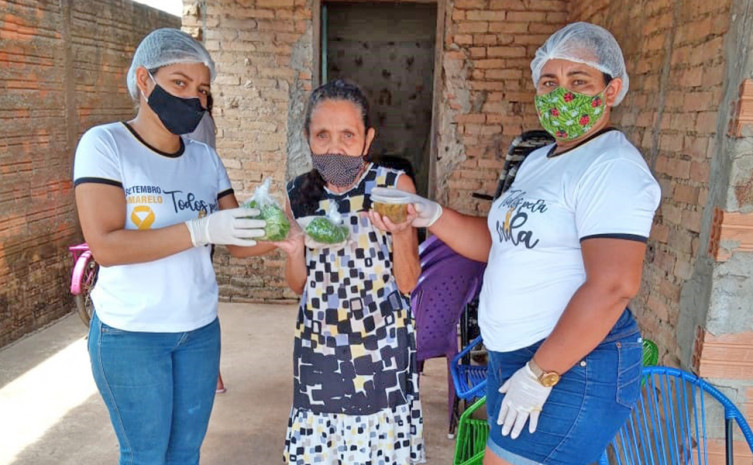 A entidade prepara os alimentos e entrega nas residências das pessoas cadastradas as refeições