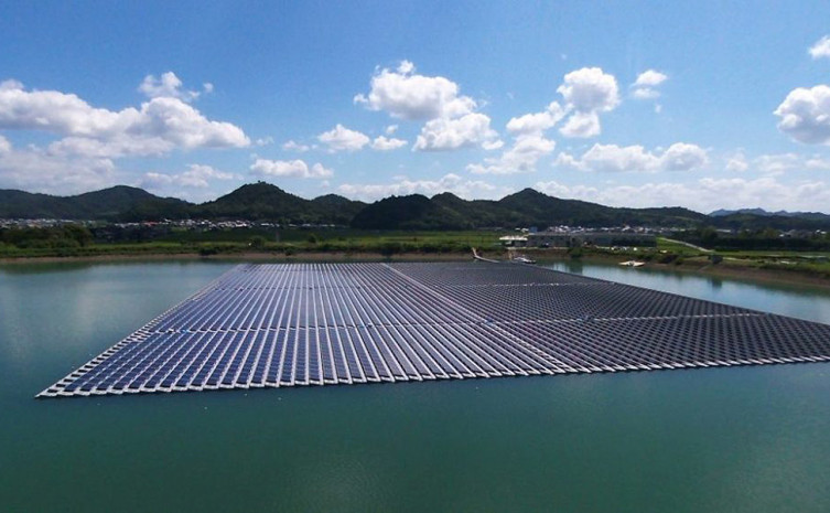 Modelo de placas de energia solar flutuante