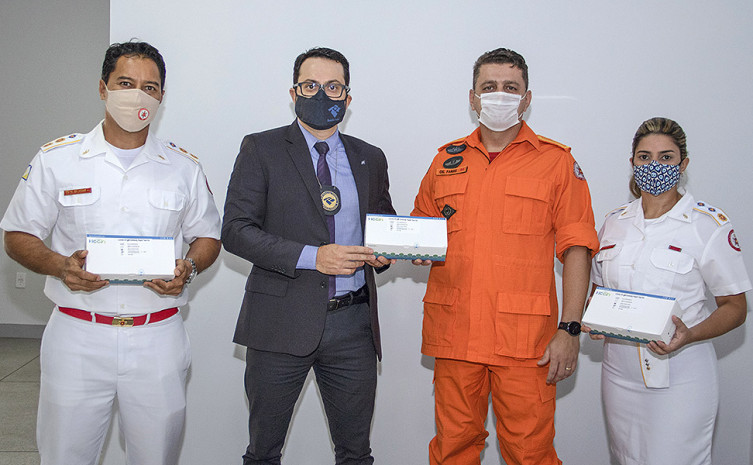 Os 350 kits entregues pela Receita Federal serão usados pelos bombeiros militares do setor operacional