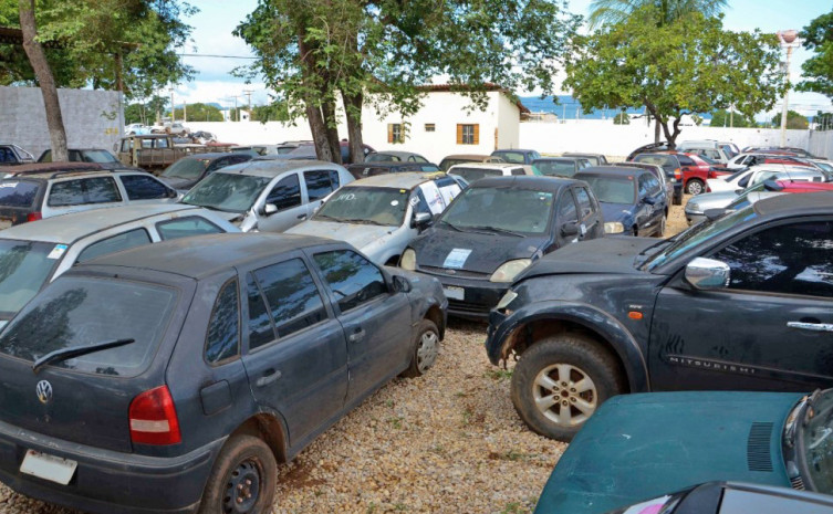 Veículos e sucatas em pátio da empresa Sancar Autocenter 