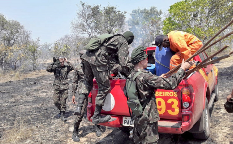 Equipes do Exército Brasileiro, Corpo de Bombeiros Militar e Defesa Civil se preparam para o combate aos focos
