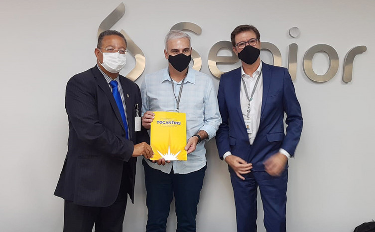 Secretário Tom Lyra entrega carta convite para conhecer o Estado aos executivos da Senior 