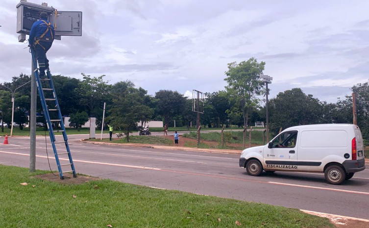 Radares fixos da Avenida Teotônio Segurado são verificados pela Agência Estadual de Metrologia