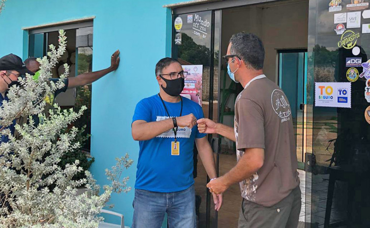 Equipe da Adetuc durante visita em estabelecimento comercial de Caseara