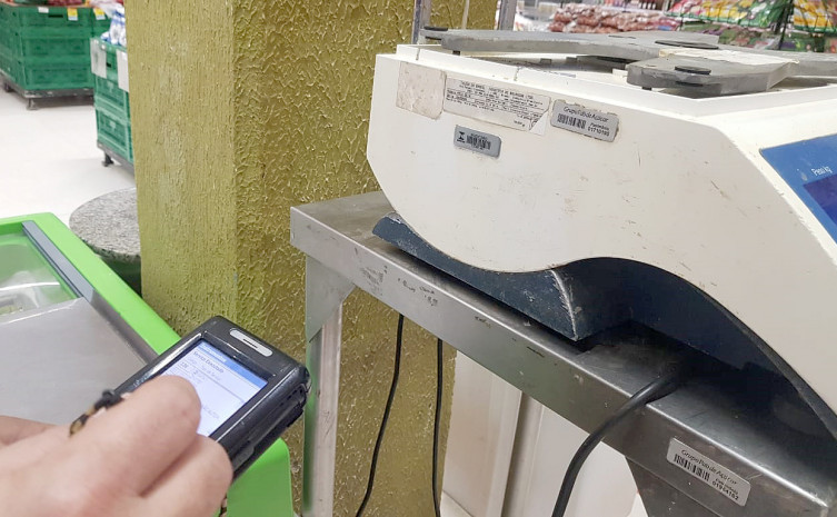Metrologia Estadual verifica balanças comerciais e orienta comerciantes sobre instalação do equipamento