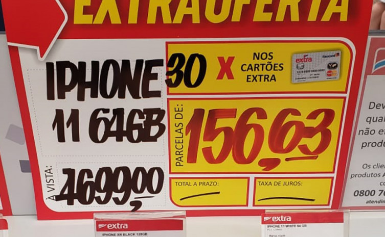 Dois aparelhos celulares estavam com os preços mais altos que antes da Black Friday