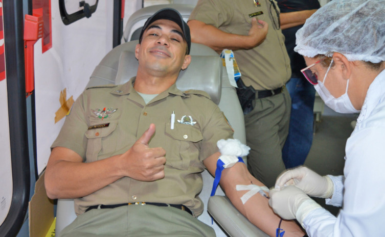 Policial militar durante doação de sangue