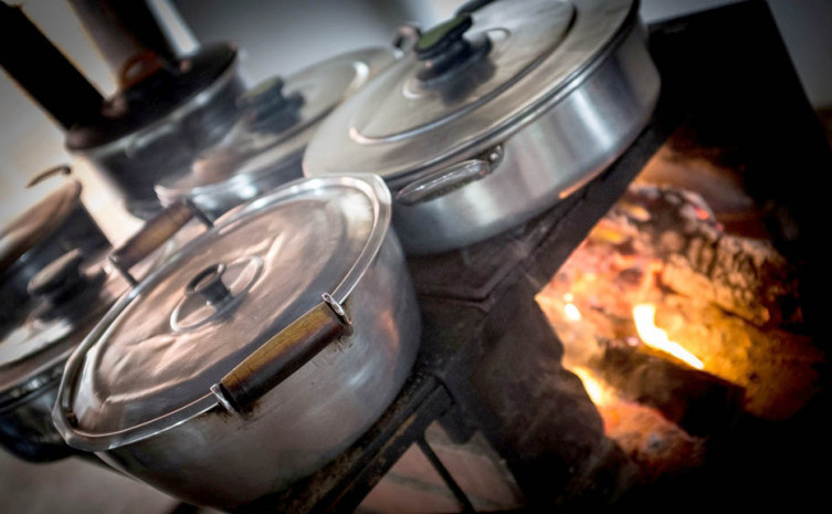Comida curraleira sendo preparada no fogão à lenha