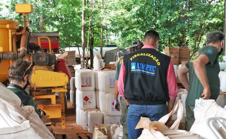 Adapec em atendimento à solicitação do Ibama notificou e também orientou os proprietários ficando a cargo do Instituto a emissão de multas