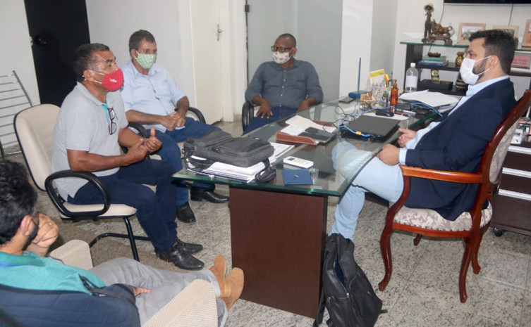 Secretário Thiago Dourado reúne com o coordenador da coordenador Manuel Barbosa e sua equipe 