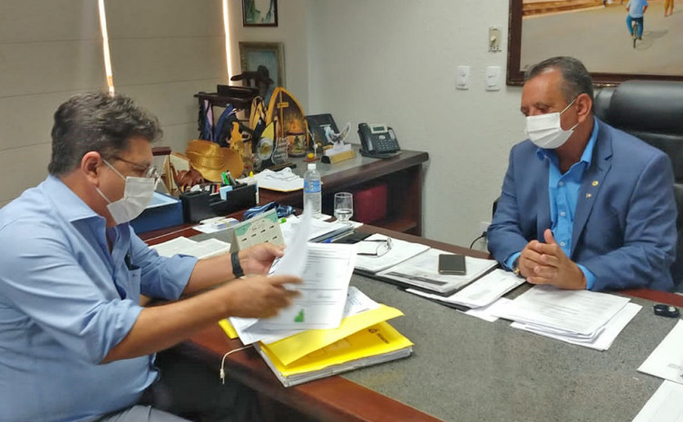 Presidente Itertins, Divino José Ribeiro, participou da entrega de títulos com o presidente da Assembleia Legislativa, Antonio Andrade