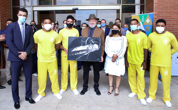 Durante o lançamento do programa, governador Mauro Carlesse recebeu quadro pintado por reeducando da Casa de Prisão Provisória de Palmas.