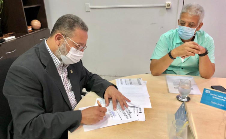 Secretário Tom Lyra assina Tare das empresas beneficiadas