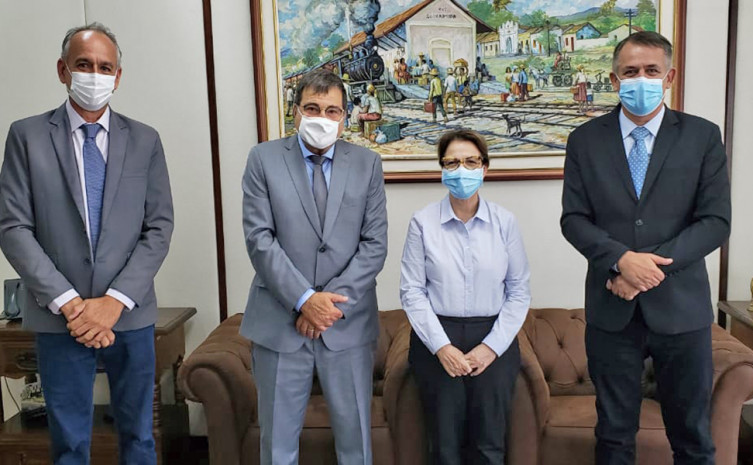 Secretário Jaime Café e o diretor de Agricultura, Agronegócio e Pecuária da Seagro, José Américo, reunidos com a ministra do Mapa,  Tereza Cristina, e o secretário de Política Agrícola, César Halum