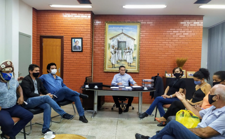 O presidente da Adetuc, Jairo Mariano, recebeu representantes de classes artísticas em seu gabinete, nesta quinta-feira, 4