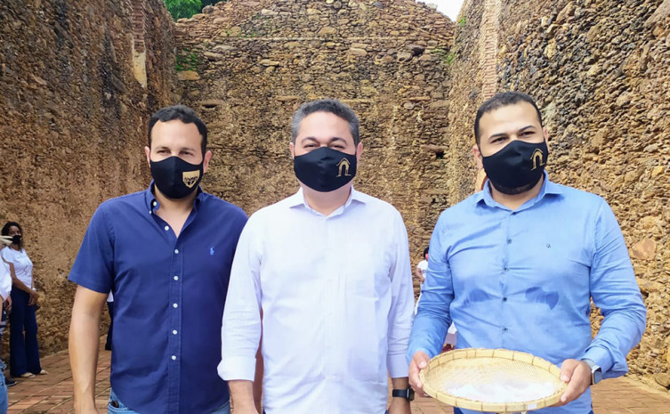 Em Natividade, o vice-prefeito Felipe Ferreira (e), Jairo Mariano e o vereador Wester Jacobino