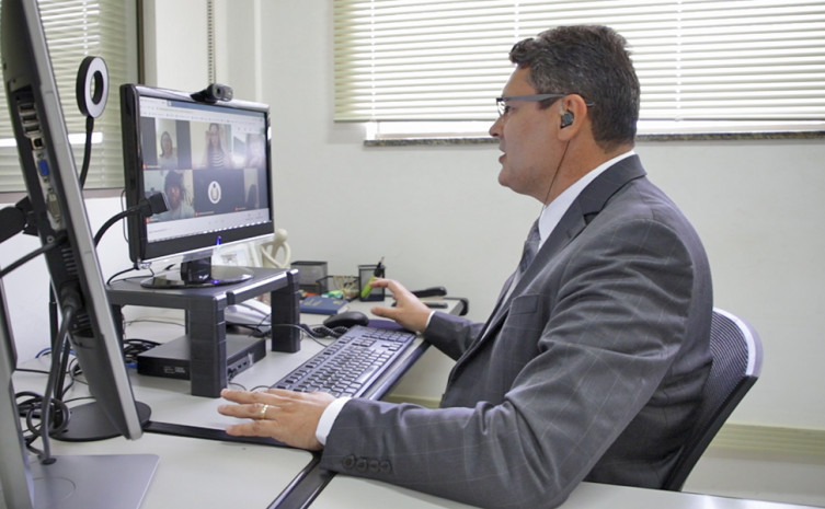 As aulas teóricas continuarão no modelo remoto, enquanto as atividades práticas, estágios, sala de estudo das bibliotecas e uso de laboratórios serão realizados de forma presencial