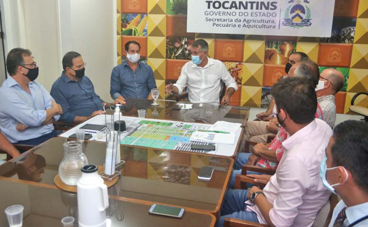 Secretário da Seagro, Jaime Café reunido com produtores de leite e empresários da indústria de laticínios