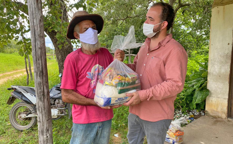Presidente do Ruraltins, Fabiano Miranda, entrega cesta básica na região sudeste 