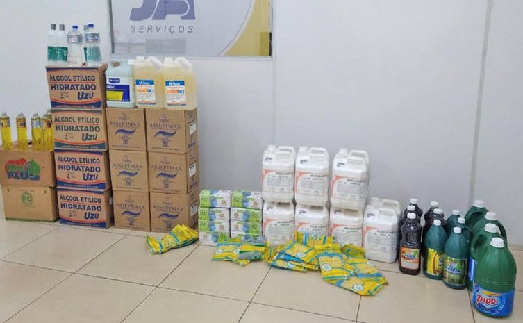 Além dos EPI´s foi reforçado o estoque de insumos para limpeza e sanitização das dependências das sedes dos É Pra Já