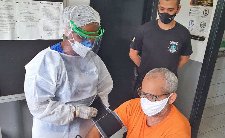 Os protetores faciais serão usados pelos profissionais de saúde que atendem a população prisional
