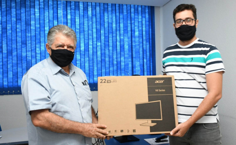 Presidente da Adapec faz entrega de computadores aos servidores