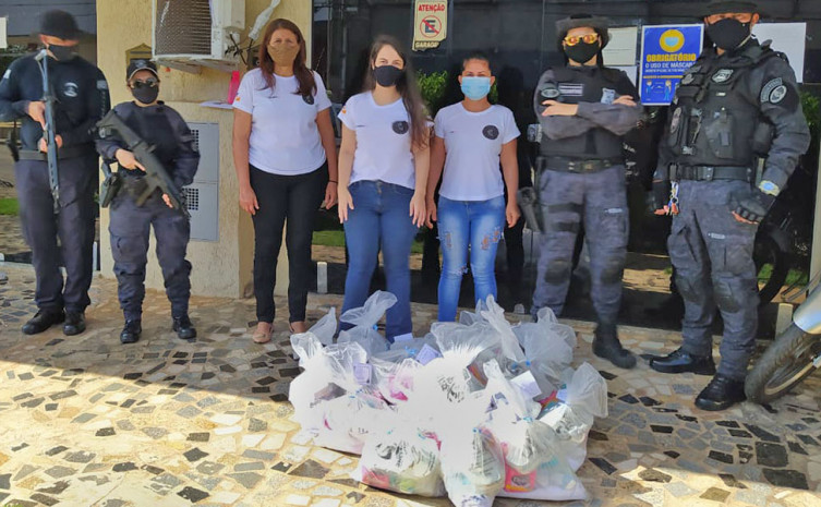 Central de Monitoramento Eletrônico de Palmas entrega kits de higiene pessoal a mulheres assistidas 