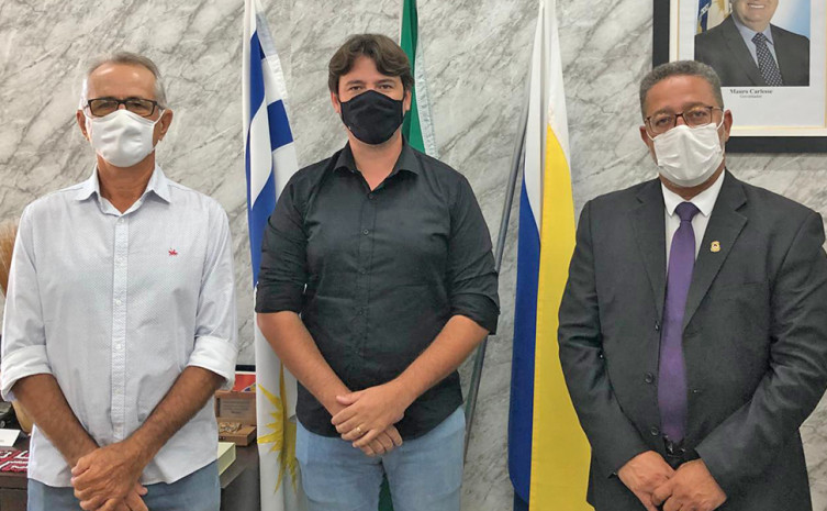 Secretário Tom Lyra e o diretor executivo da Carletto’s,  Daniel Rodrigues, assinam o contrato de concessão de benefícios fiscais