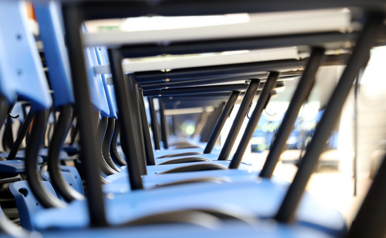 Foram adquiridas 549 carteiras escolares para equipar novas salas de aula e substituir mobiliário antigo em todos os câmpus
