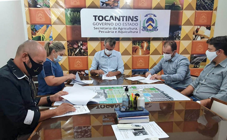 Participaram da assinatura o secretário da Seagro, Jaime Café; o presidente do Ruraltins, Fabiano Piñeiro; o presidente da ACE, Washington dos Santos, e a secretária de Educação de Palmas, Cleizenir Divina dos Santos